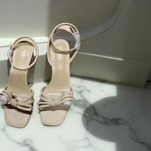 1NWOT  Vetaste Cream Colored Strappy heeled Sandals size 7.5